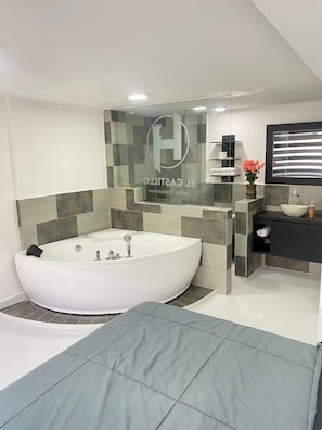 Hårføner, håndklær, såpe og toalettpapir