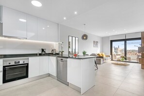 Fridge, microwave, oven, stovetop - Apartment 'Flamenca Village' with Shared Pool, Wi-Fi and Air Conditioning (Orihuela)