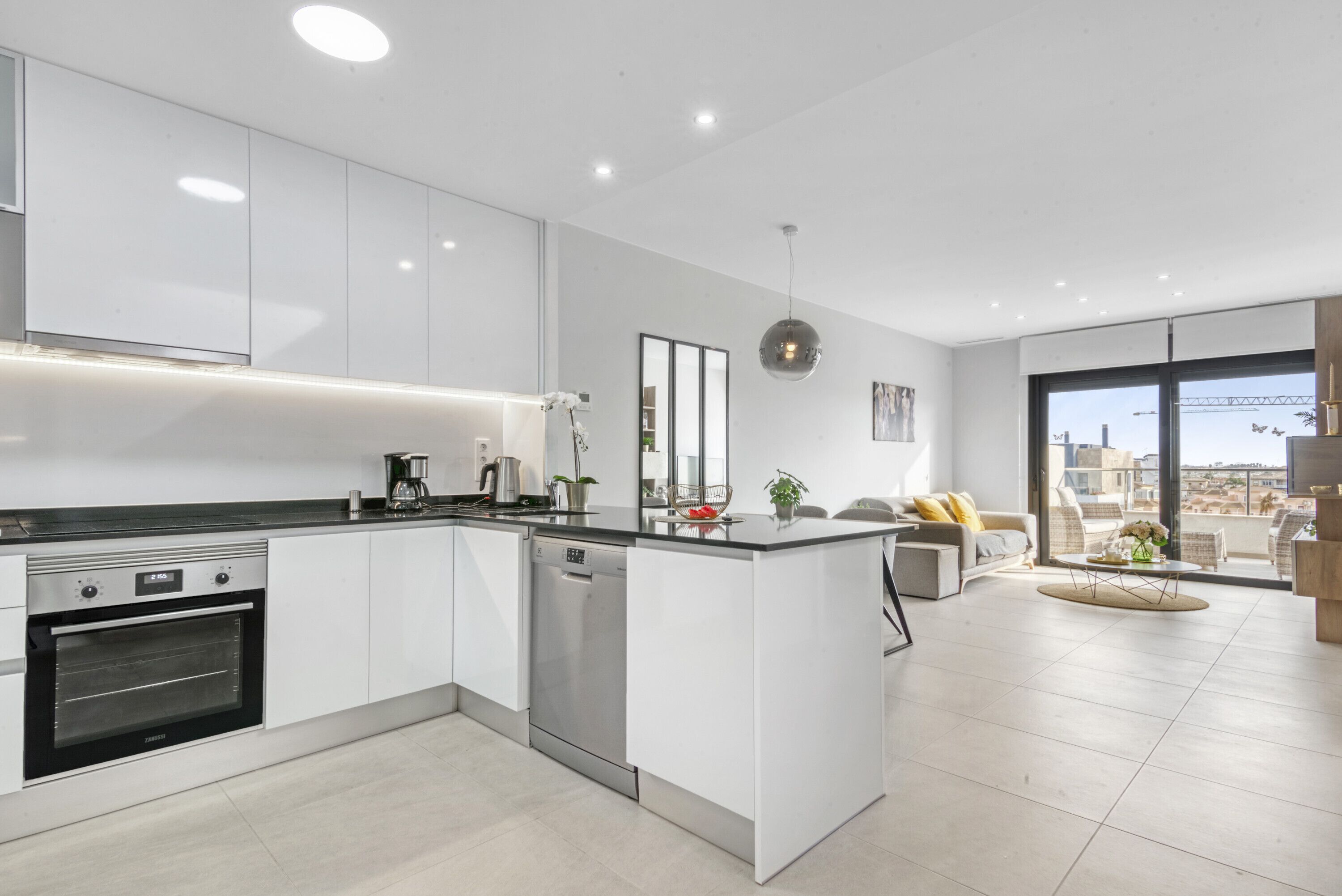 冷蔵庫、電子レンジ、オーブン、コンロ