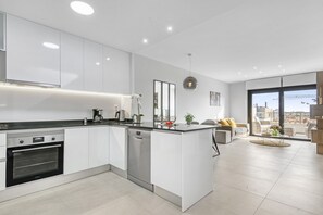 Fridge, microwave, oven, stovetop - Apartment 'Flamenca Village' with Shared Pool, Wi-Fi and Air Conditioning (Orihuela)