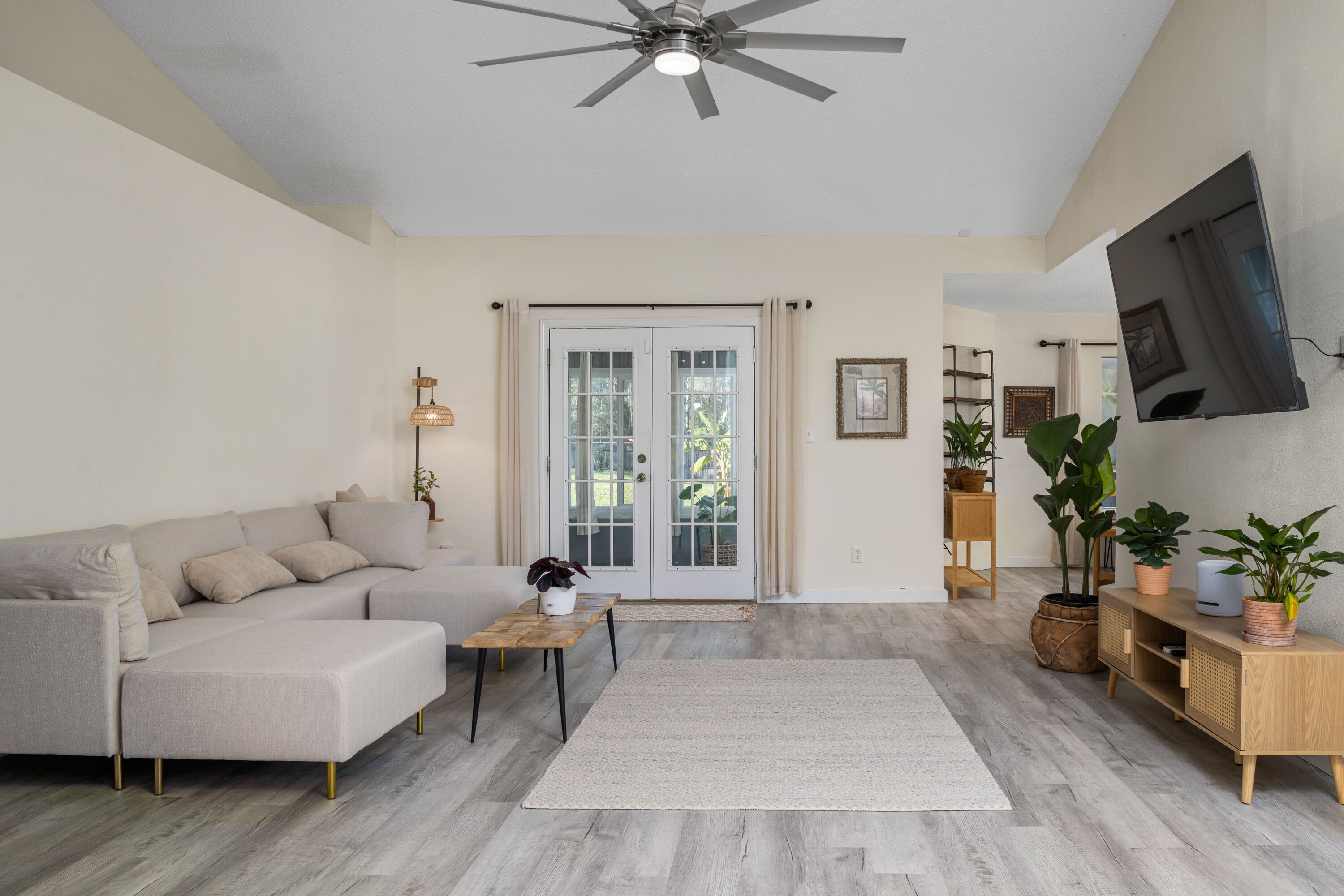 Fernseher, Kamin, Tischtennisplatte, Stereoanlage