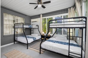 4 bedrooms, iron/ironing board, WiFi, bed sheets