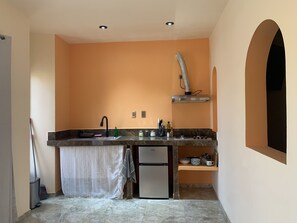 Geladeira, cooktop, cafeteira/chaleira