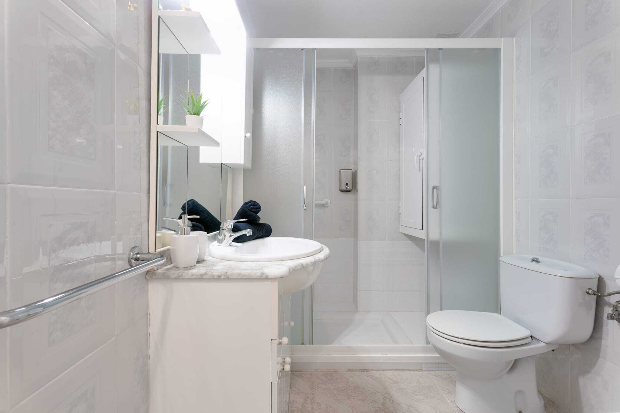 Een douche, een haardroger, handdoeken