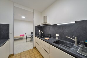 Refrigerador, microondas, horno y cafetera y tetera 