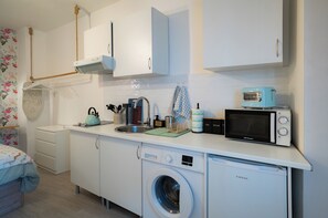 Kylskåp, mikrovågsugn, diskmaskin och kaffe- och tebryggare