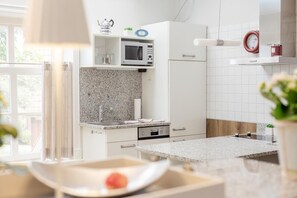 Frigorífico, microondas, lavavajillas y cafetera o tetera