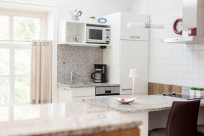 冷蔵庫、電子レンジ、食器洗い機、コーヒー / ティーメーカー