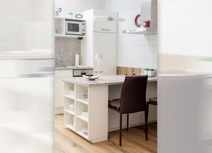 Kjøleskap, mikrobølgeovn, oppvaskmaskin og kaffetrakter/tekoker