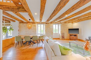 TV, fireplace, DVD player, ping pong - Gîte La Mauratie with Shared Pool, Private Terrace, and Wi-Fi (Jayac)
