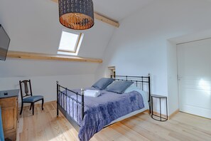 4 bedrooms, iron/ironing board, free WiFi, bed sheets