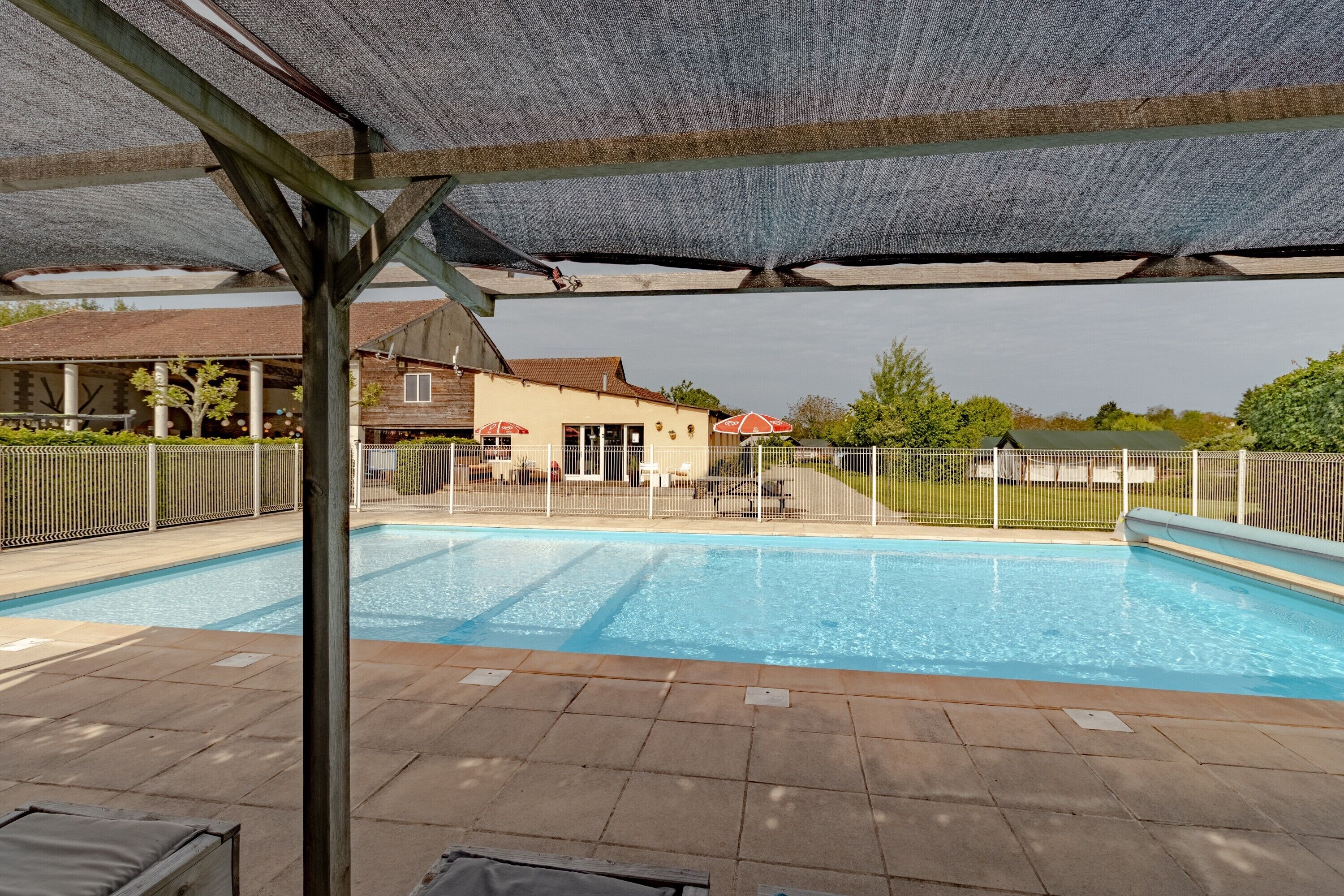 Een verwarmd zwembad