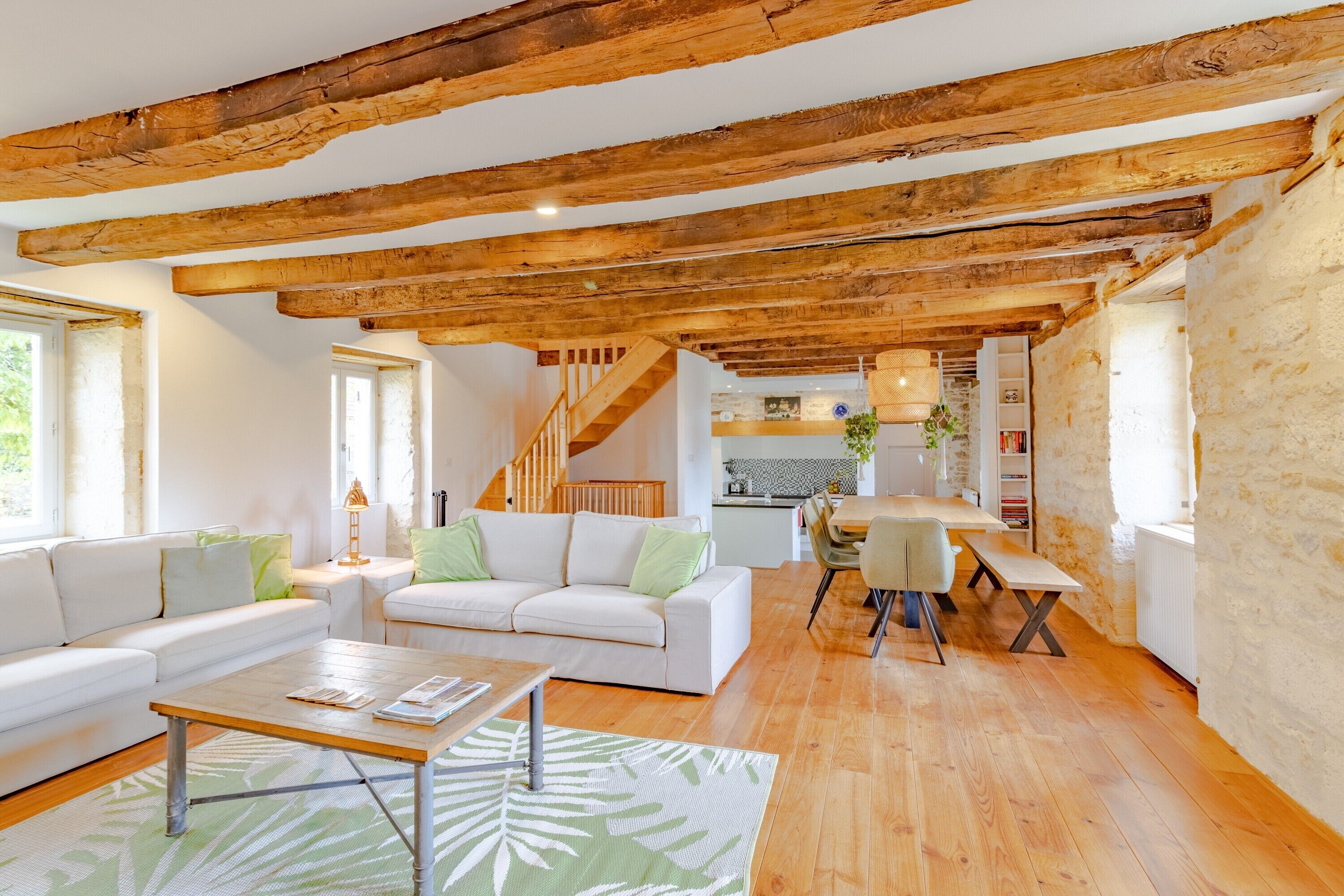 Télévision, cheminée, lecteur de DVD, table de tennis de table