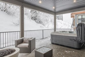 Indoor spa tub - Modern Duplex w/ private hot tub, EV charger & media room - pet friendly too! (Silver Star Mountain)