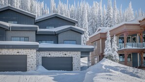 A modern ski resort with snow-covered buildings and trees. - Modern Duplex w/ private hot tub, EV charger & media room - pet friendly too! (Silver Star Mountain)