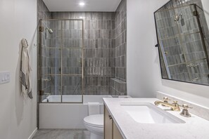 Hair dryer, towels, soap, shampoo - Modern Duplex w/ private hot tub, EV charger & media room - pet friendly too! (Silver Star Mountain)