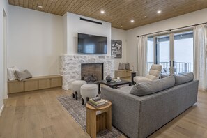 TV, fireplace, ping pong, offices - Modern Duplex w/ private hot tub, EV charger & media room - pet friendly too! (Silver Star Mountain)