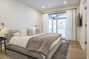 3 bedrooms, desk, free WiFi, bed sheets - Modern Duplex w/ private hot tub, EV charger & media room - pet friendly too! (Silver Star Mountain)