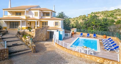 Villa w/ heatable pool & comfort, Albufeira