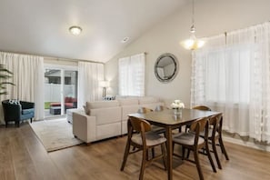 TV - Chic Retreat in Prime Location (Richland)