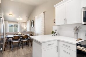 Réfrigérateur, four à micro-ondes, un four, surface de cuisson