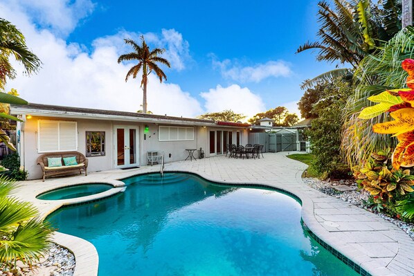 Pool - Spacious & sunny retreat with private pool & patio - near beaches & golf (Lauderdale by the Sea)
