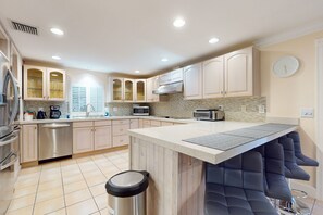 Fridge, microwave, oven, stovetop - Spacious & sunny retreat with private pool & patio - near beaches & golf (Lauderdale by the Sea)