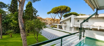 Elegant Spacious Villa in Serene Roman Oasis -- Family-Friendly