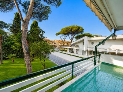 Elegant Spacious Villa in Serene Roman Oasis -- Family-Friendly