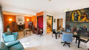 Smart TV, caminetto, libri, studio