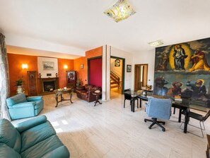 TV connectée, cheminée, livres, espaces bureaux