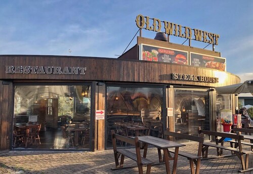 Elegant Spacious Villa in Serene Roman Oasis -- Family-Friendly