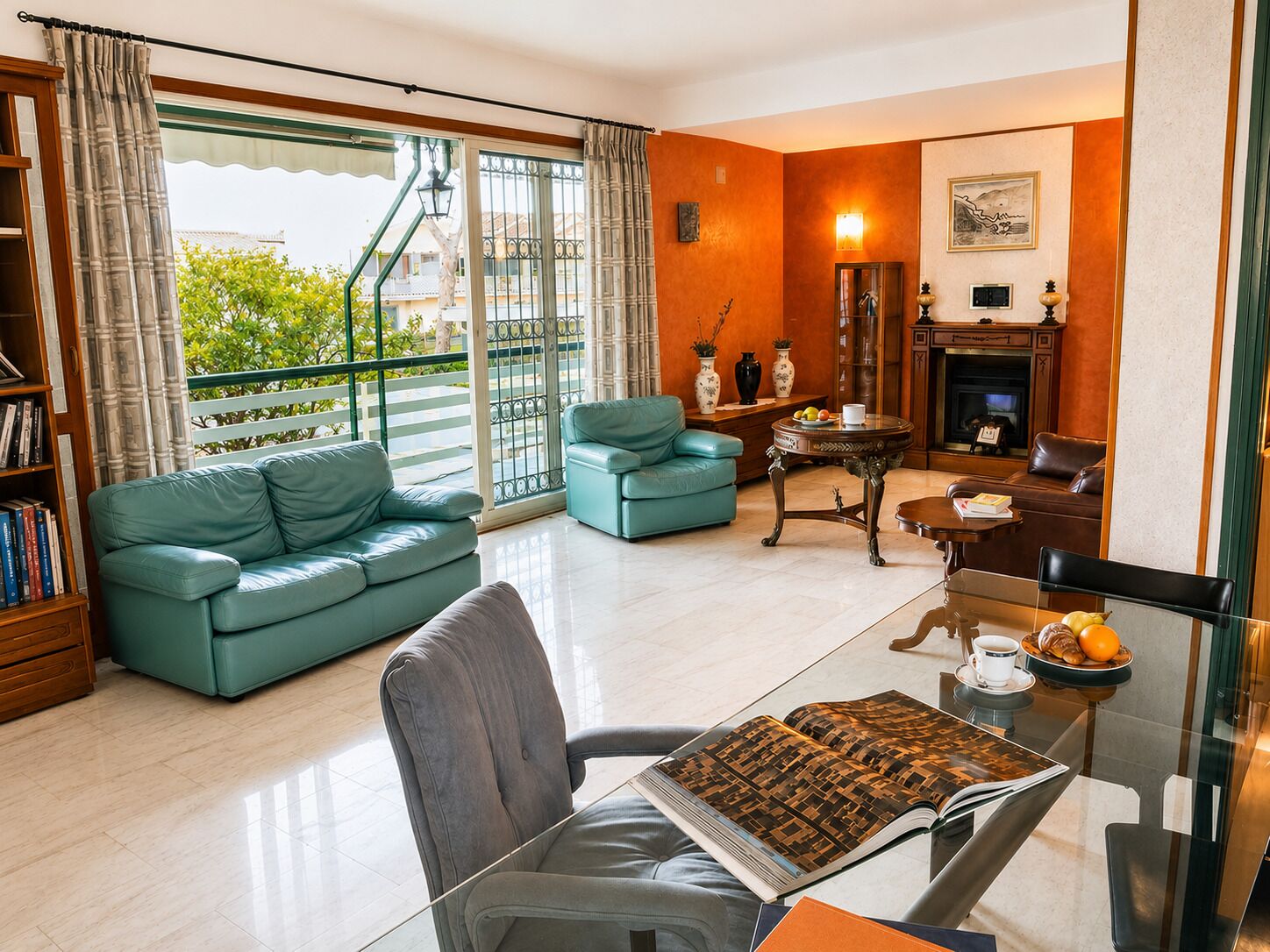 Smart TV, chimenea, libros y oficina 