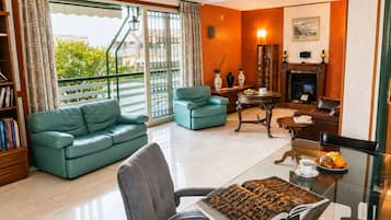 Smart TV, chimenea, libros y oficina