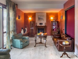 Smart TV, fireplace, books, offices - Elegant Spacious Villa in Serene Roman Oasis -- Family-Friendly (Lazio)