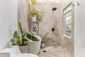 Dusche, Haartrockner, Handtücher, Seife