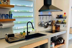 Réfrigérateur, micro-ondes, plaque de cuisson, cafetière/bouilloire