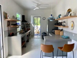 Réfrigérateur, micro-ondes, plaque de cuisson, cafetière/bouilloire