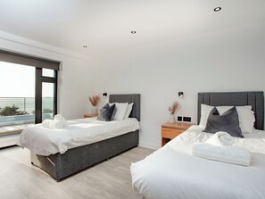 4 bedrooms, free WiFi, bed sheets - 4 bedroom accommodation in Torpoint (Torpoint)