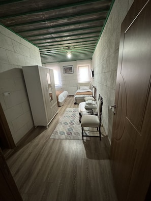 1 dormitori, decoració individual, mobiliari individual i escriptori
