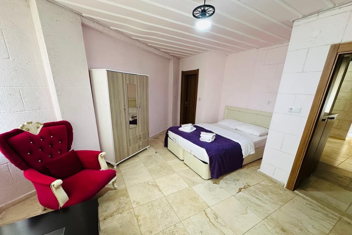 Romantic Room | 1 bedroom, individually decorated, individually furnished, desk
