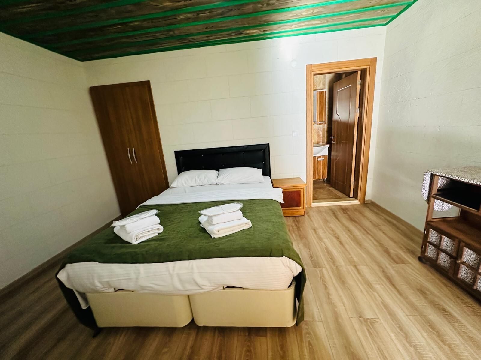 客室ごとに異なる装飾、客室ごとに異なるインテリア、デスク、ノートパソコン用作業スペース