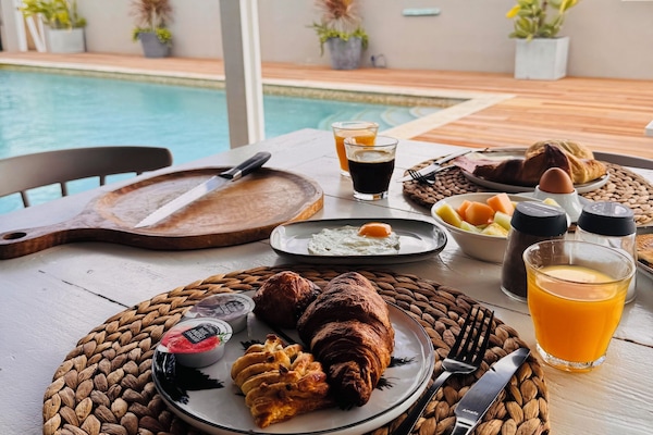 Daily buffet breakfast for a fee