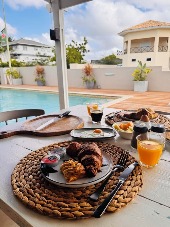 Petit déjeuner buffet (15 EUR par personne)