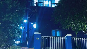 A building with a stone facade, metal railings, and a gated entrance. - Panorama Inn (Rio de Janeiro)