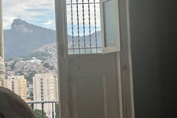 Panorámás szoba kétszemélyes ággyal | Prémium ágynemű, széf a szobában, vasaló/vasalódeszka és ingyenes wifi