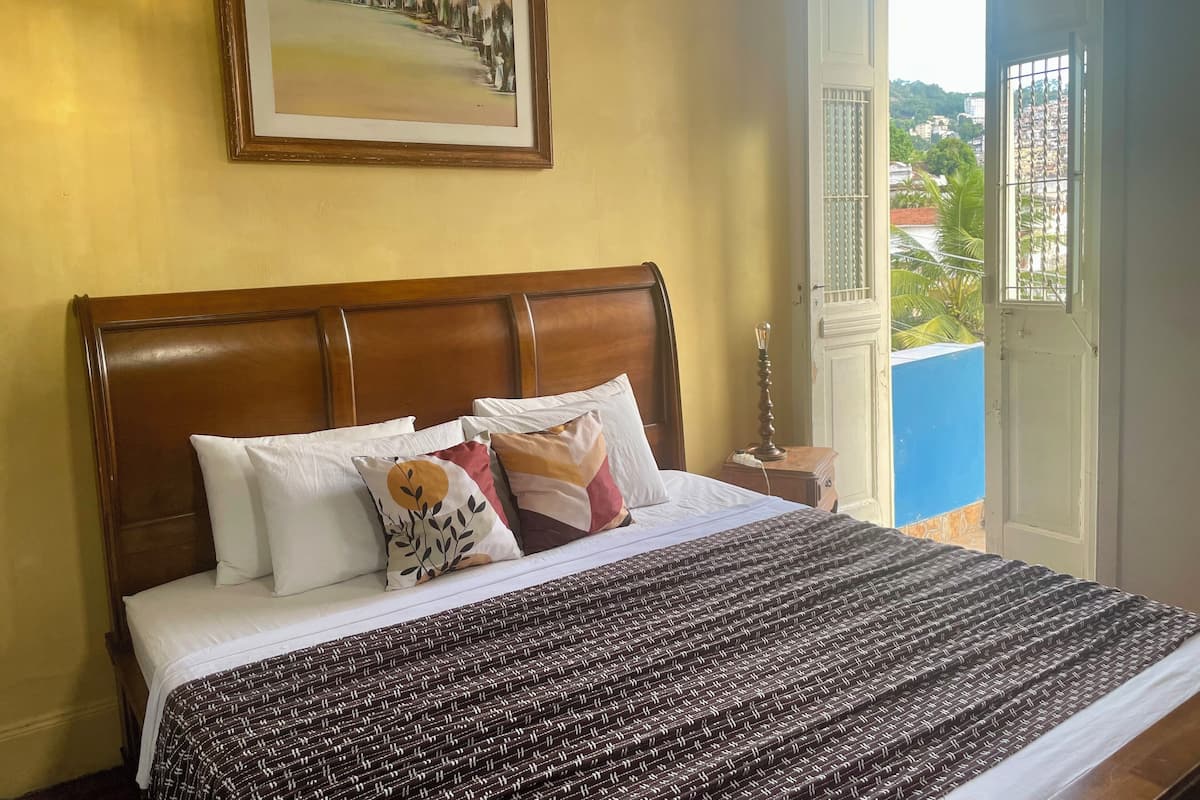 Camera doppia panoramica con bagno in comune | Biancheria da letto di alta qualità, una cassaforte in camera