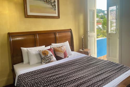 Quarto Duplo Panorâmico com Banheiro Compartilhado | Roupas de cama premium, cofres nos quartos