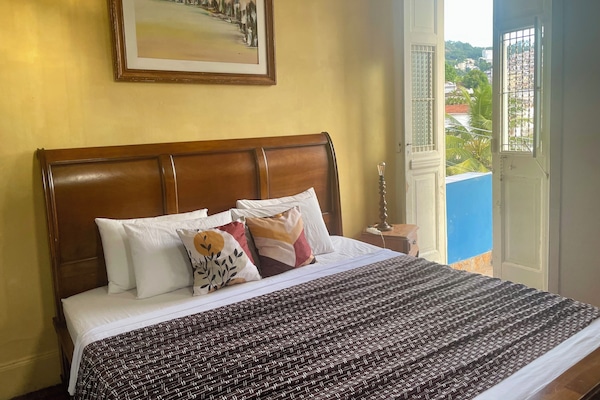 Panorámás szoba kétszemélyes ággyal | Prémium ágynemű, széf a szobában, vasaló/vasalódeszka és ingyenes wifi