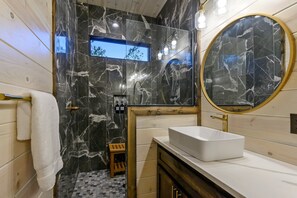 Douche, sĂšche-cheveux, serviettes fournies